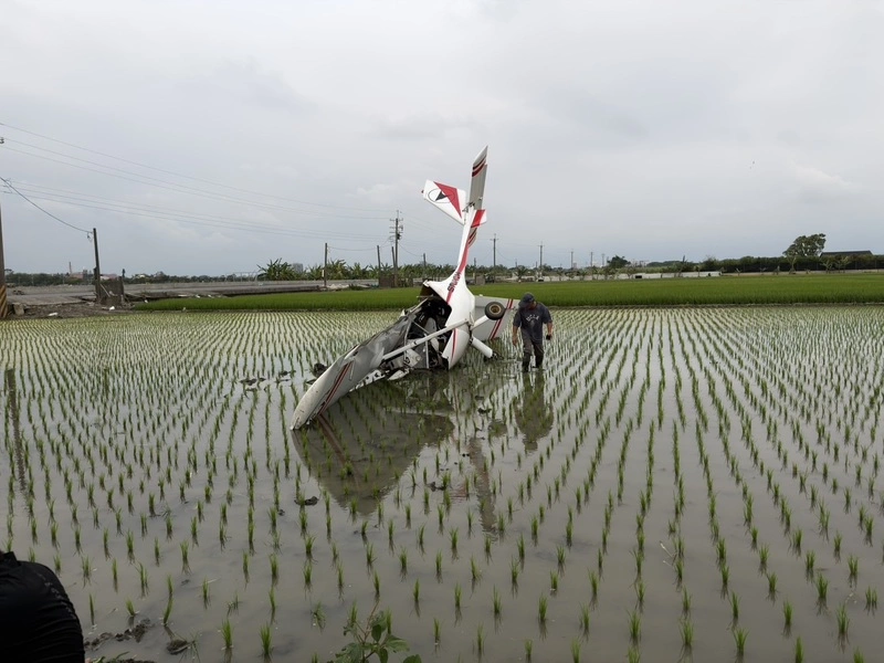 疑未註冊輕航機墜落雲林虎尾田間  駕駛受傷送醫