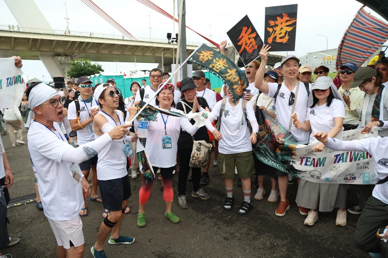 台北龍舟賽開幕　在台港人組隊喊香港加油挺台灣