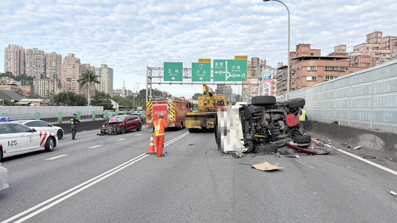 國1故障車遭撞翻　車內母子受困獲救送醫
