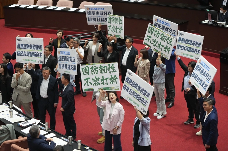 政院版、藍白無人機條例草案　立院均付委審查