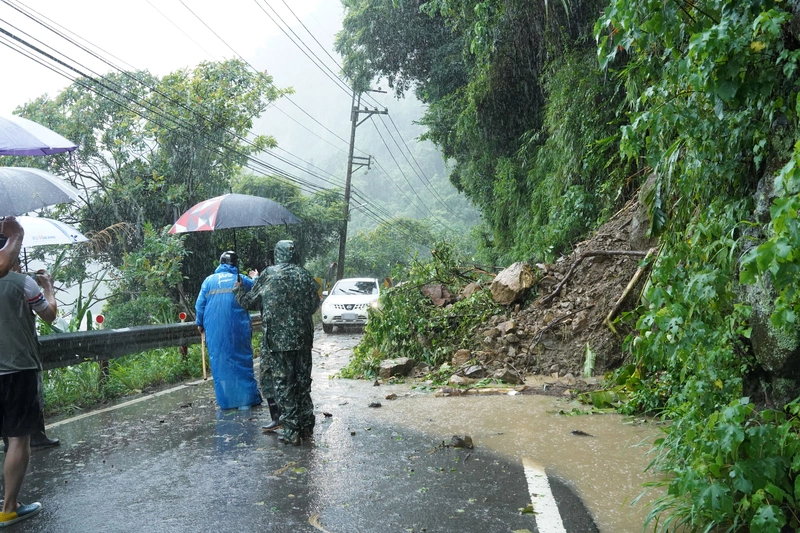 颱風巴威釀桃竹逾7千戶停電　苗栗多路段坍方封閉
