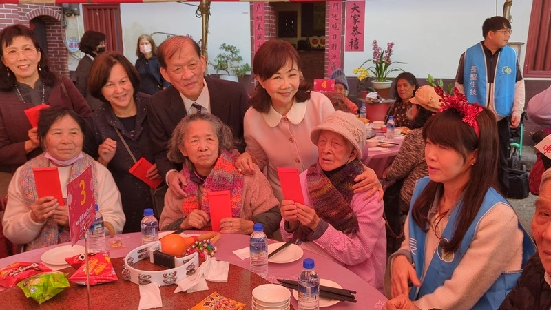 中醫大附醫攜手慈善團體　邀獨居長者圍爐踏青