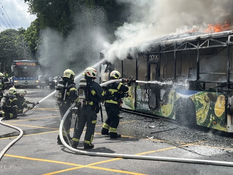北市南港區公車自燃起火  無人傷亡