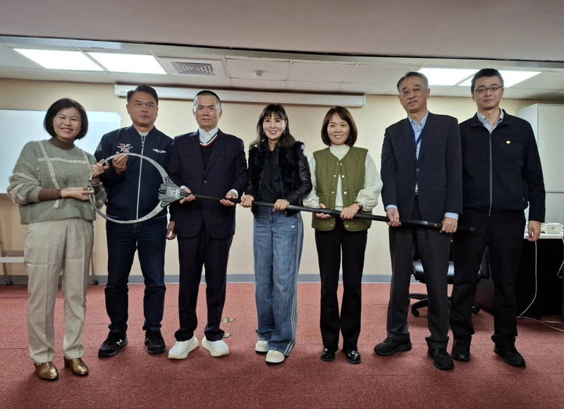 北捷獲贈50支新型防暴鋼叉　強化維安