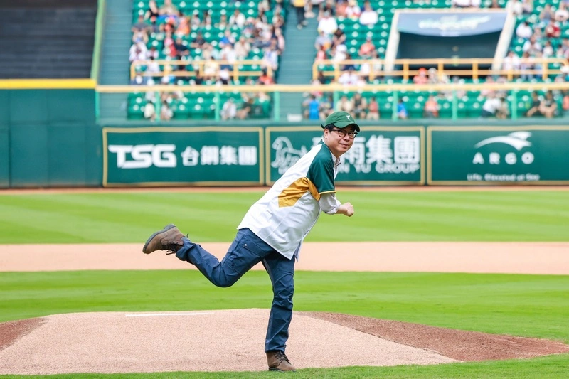 台鋼雄鷹主場開幕戰　陳其邁擔任開球嘉賓