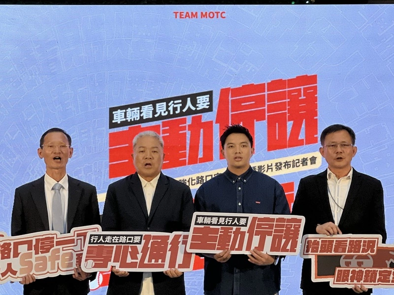 吳復連、吳念庭擔任路口交通安全大使