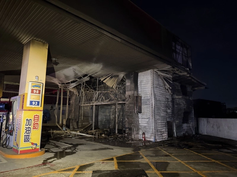 屏東萬丹加油站疑倉庫起火　民眾聽見爆炸聲嚇壞