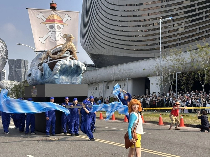 航海王遊行高雄登場　數萬人湧入港邊朝聖