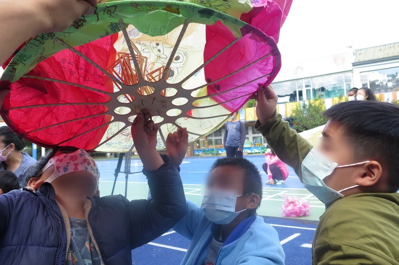 兼顧觀光環保　十分國小研發環保永續天燈獲專利