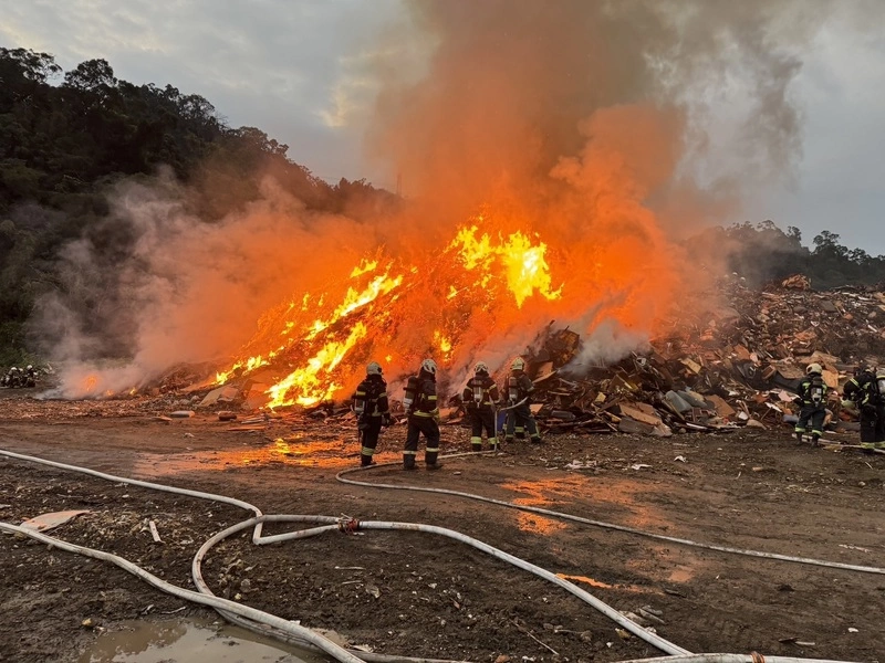 台北南港山豬窟掩埋場火警　雙北5區恐煙霧擴散