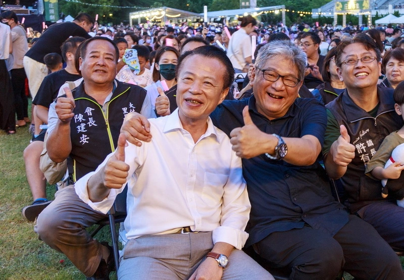 嘉縣長簽百本書  贈支持紙風車368工程捐款人