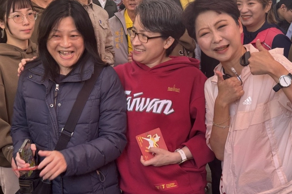 蕭副總統台南發福袋　秒認國中同學相見歡