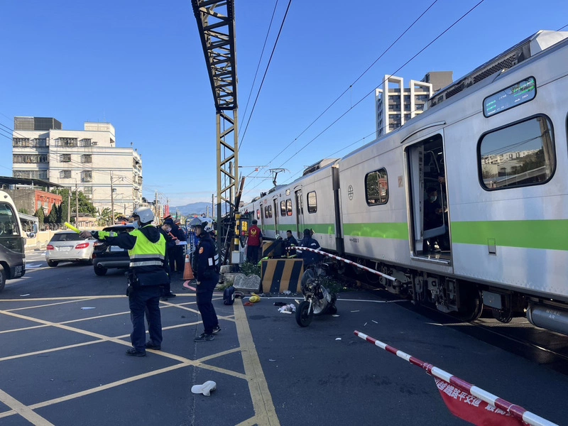 鶯歌平交道騎士遭撞死亡　台鐵單線雙向行車