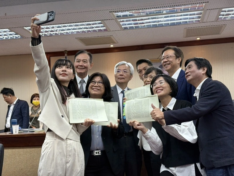 立院初審詐防條例　綠委自拍留念