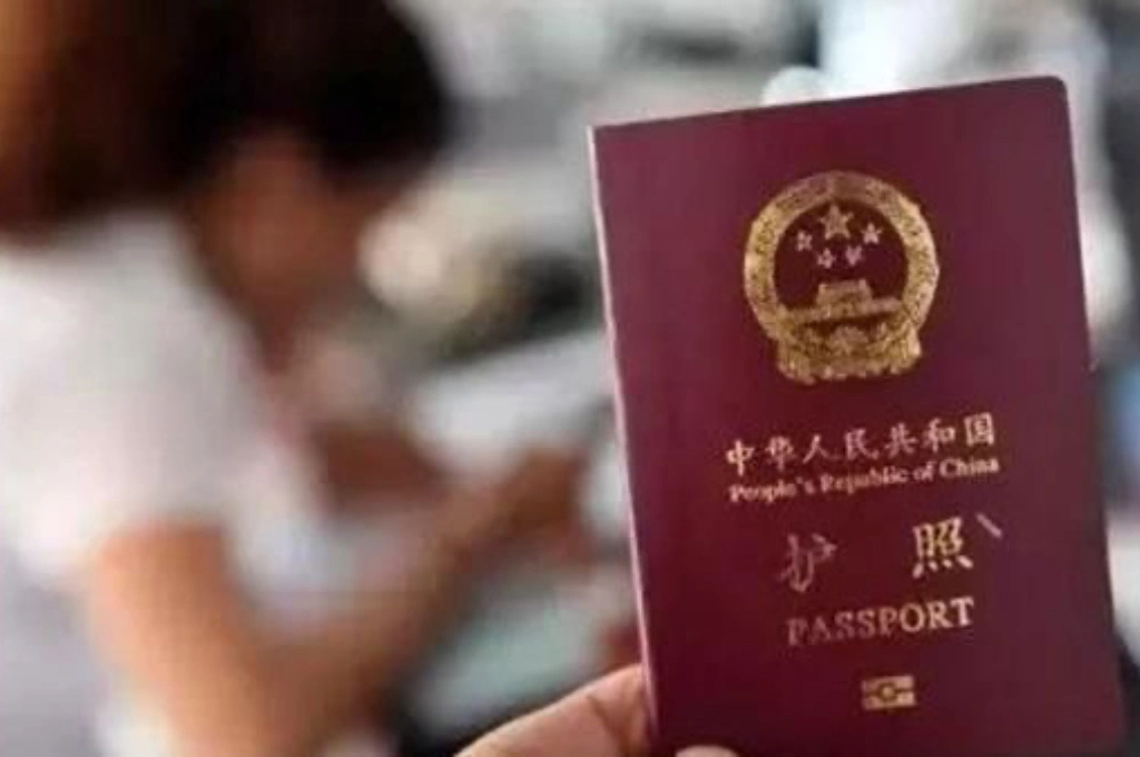 內政部新制上路了...中國籍人士在台定居「須附上放棄、註銷中國護照公證書」