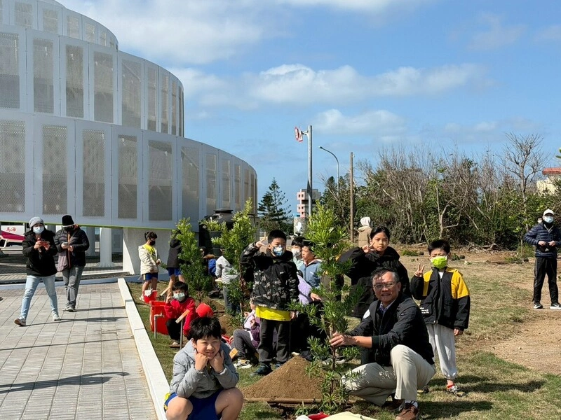 澎管處攜手在地師生植樹　中屯觀景台園區添綠意