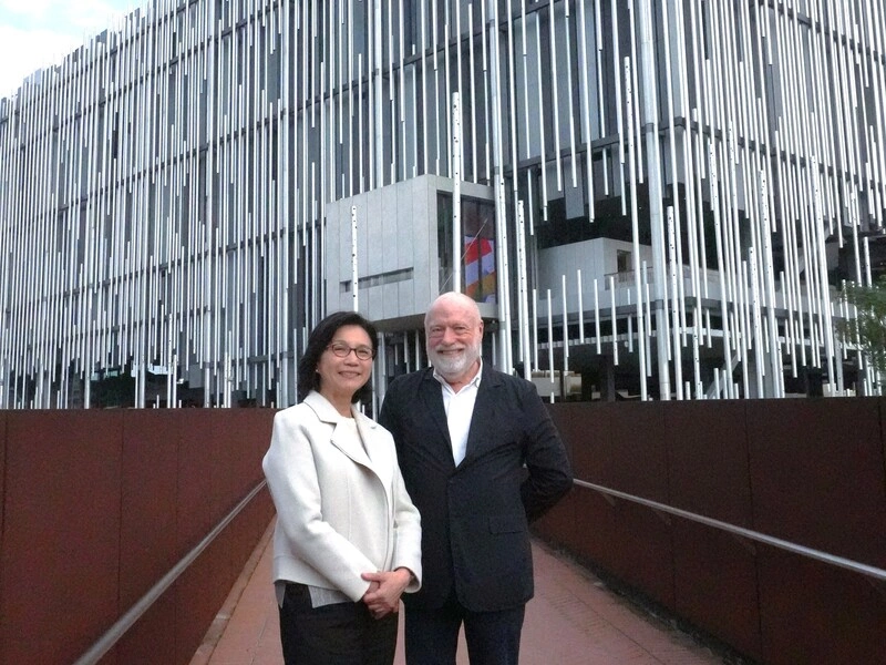 賴香伶與西班牙哈恩．內夫肯基金會創辦人合影