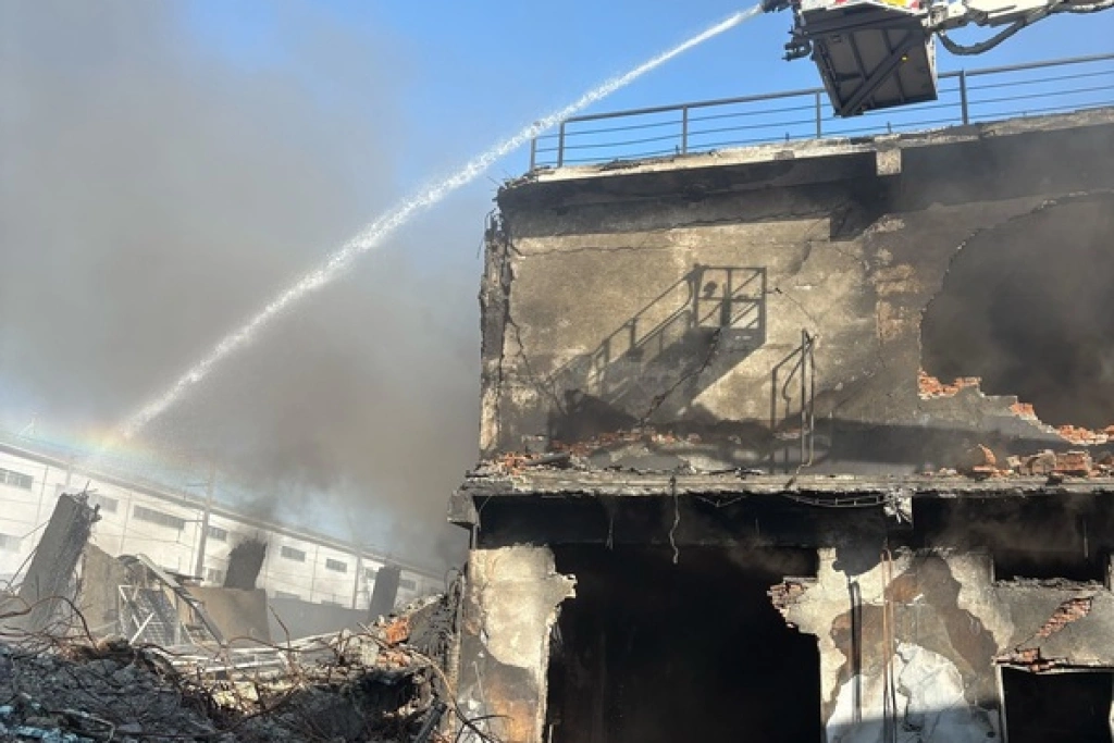 高雄大發工業區工廠延燒19小時　消防處理殘火