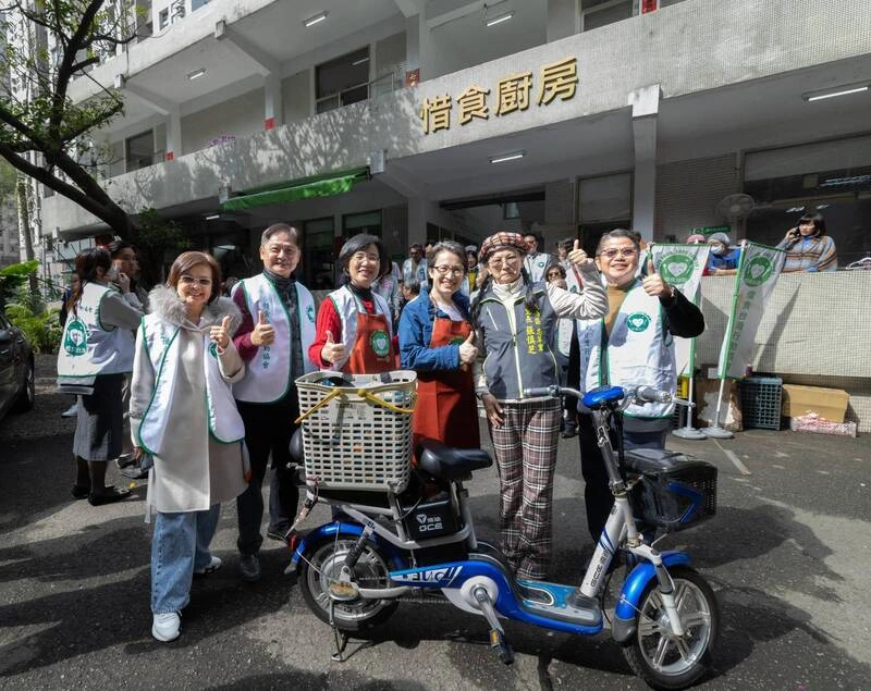 副總統合體蘇巧慧惜食廚房做公益　年節送暖關懷弱勢