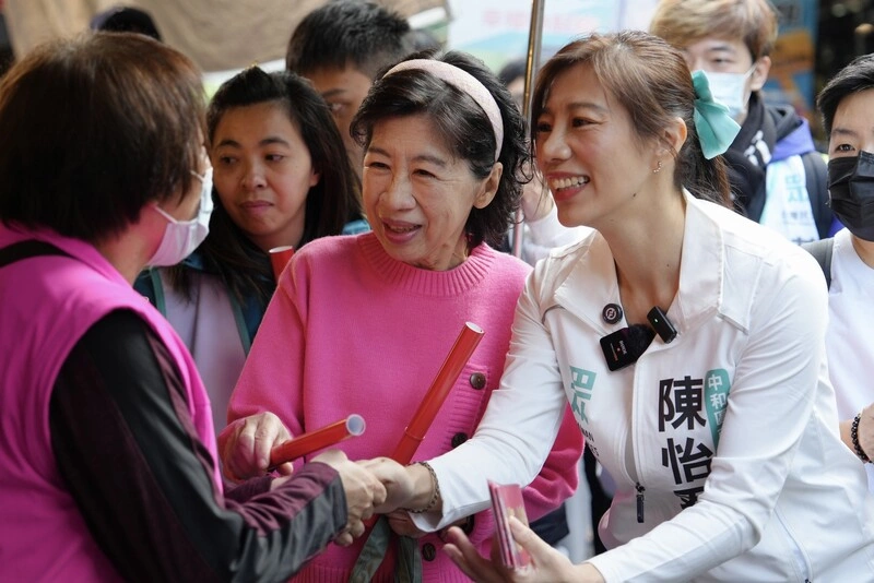 陳佩琪陪同陳怡君中和掃街拜票