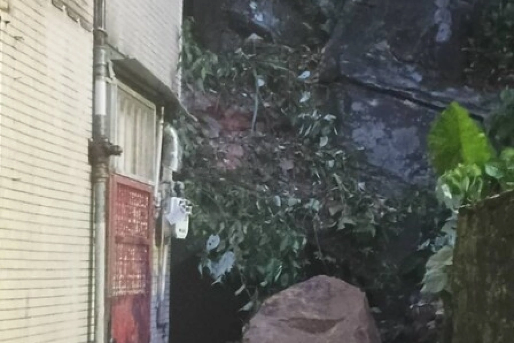 土石滑落砸損民宅無人傷　基隆市府啟動住戶安置