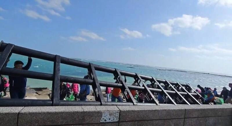 澎湖摩西分海淨灘　清出大型綠電模組