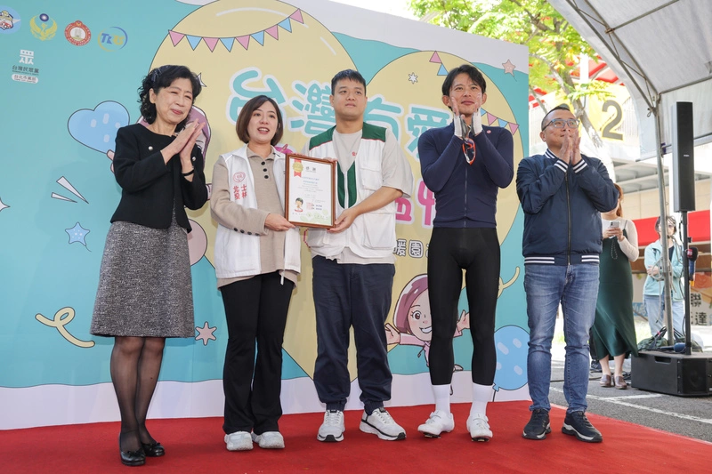 黃國昌、陳佩琪響應寒冬送暖園遊會（1）