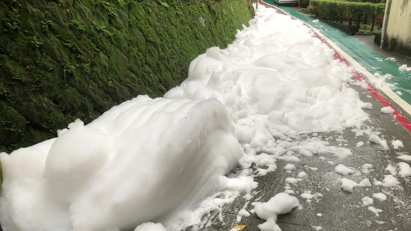 壽山路排水溝突冒大量泡沫　基市追查疑民宅流出