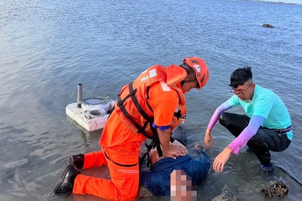 澎湖西嶼釣客落水　岸巡與消防合力搶救
