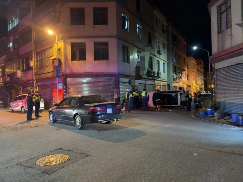 19歲男子無照駕車　苗縣竹南碰撞側翻