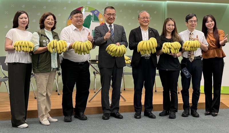 徐國勇蔡易餘信賴之友會挺農　認購嘉義香蕉送弱勢