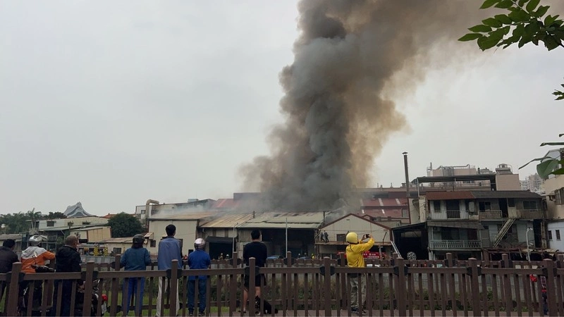 高雄烤漆工廠火警　黑煙竄天（2）