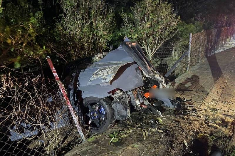 台中汽車駕駛自撞路樹摔落邊坡　警消到場處理