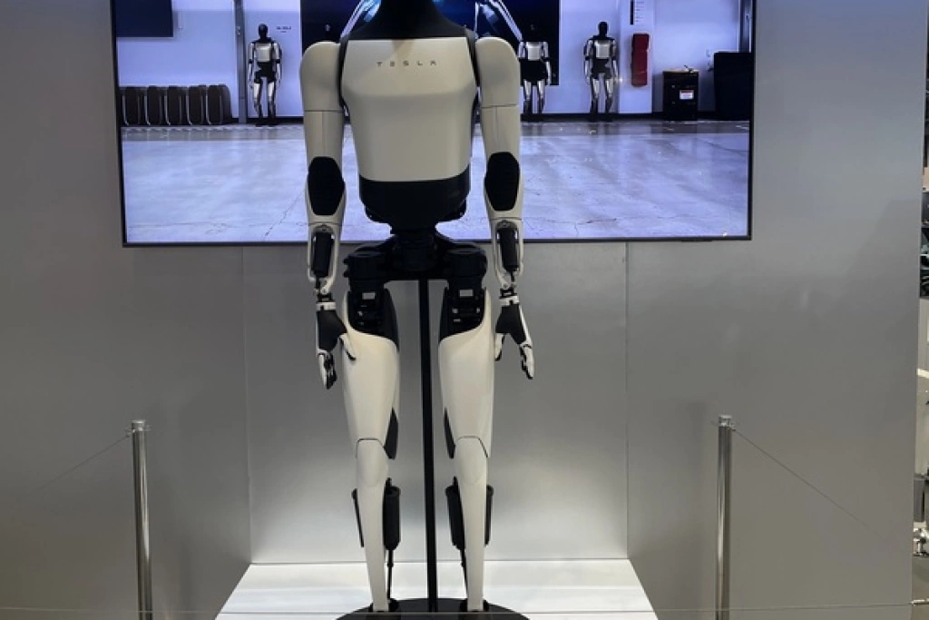 特斯拉參加台北新車大展　人形機器人亮相