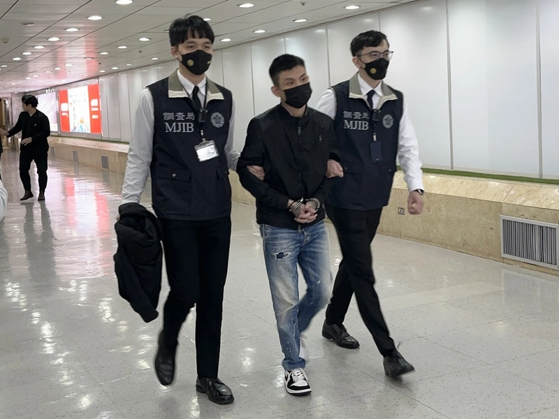 調查局自泰國押解運毒案通緝犯返台歸案（2）