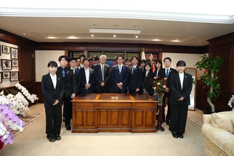 黃國昌訪日　在高市早苗自民黨辦公室合影留念