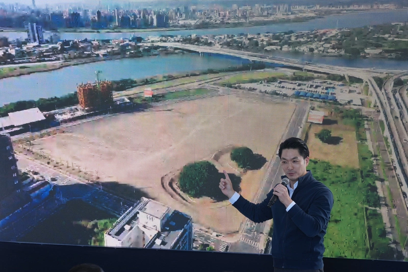 蔣萬安以空拍影像介紹洲美國小預定地