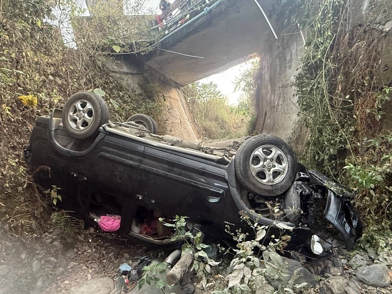 屏東三地門撞車墜橋1人受困　4人離開現場警追查