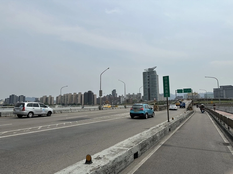 秀朗橋伸縮縫高低差　往新店方向封2車道搶修