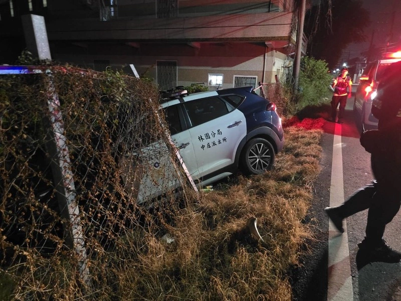高雄警車返派出所途中自撞圍籬　1員警受傷車輕損