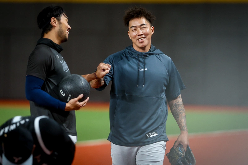 WBC台灣隊「神之左手」幫忙　郭泓志助球員調整