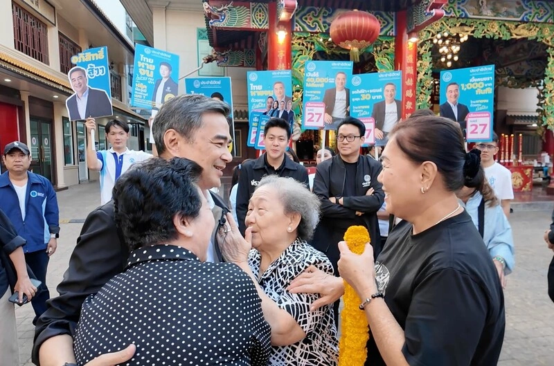 泰國民主黨總理候選人艾比希受支持者歡迎