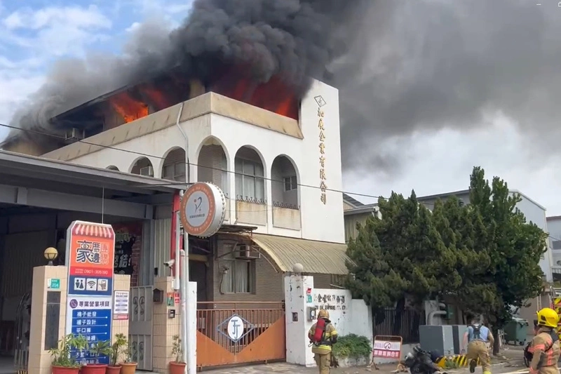 台南南區廠房火警竄濃煙　幸未釀傷亡