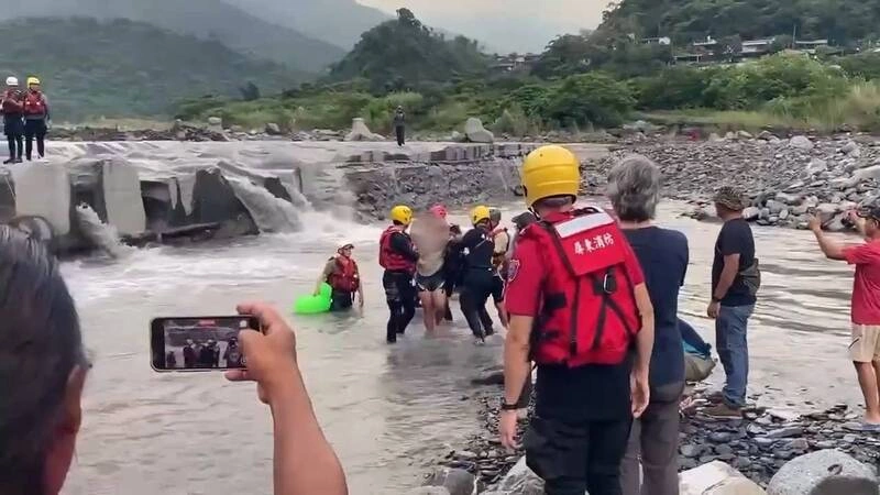 屏東來義大橋少年落水　逾3小時搜救生還意識清楚