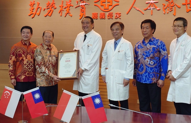 嘉義長庚展現精準醫療實力　新加坡企業家致謝