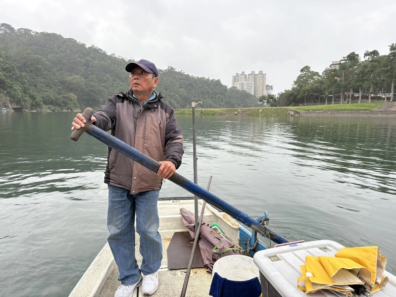 全台僅存擺渡人李清　載客橫渡新店溪20年