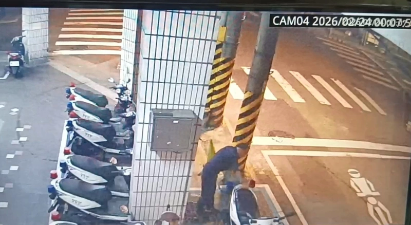 員警沒洗車　基隆所長洗完手指抹車牌吸吮惹議