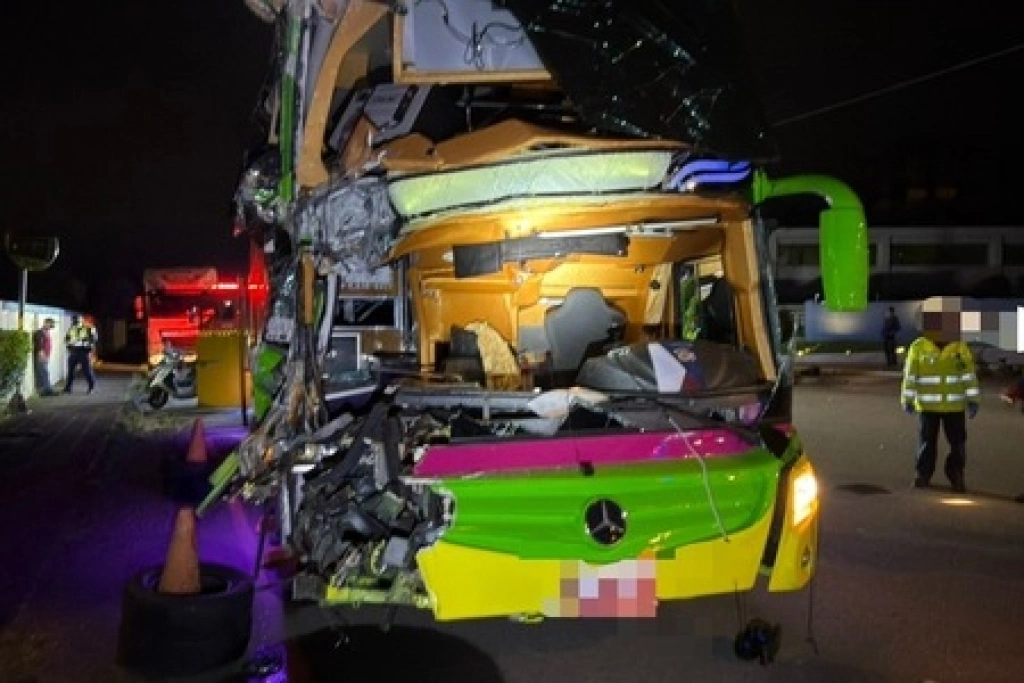 桃園遊覽車撞擊路邊大貨車　21人輕傷