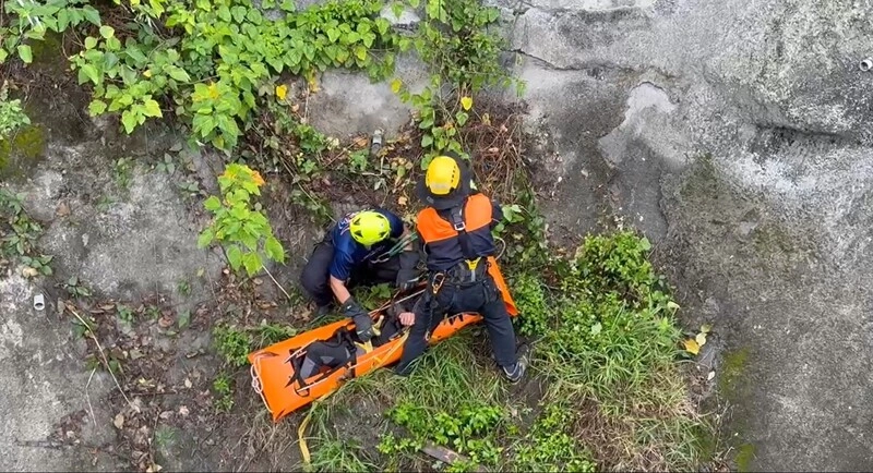 南迴轎車撞橋墩 騰空多次翻滾後落山谷駕駛重傷