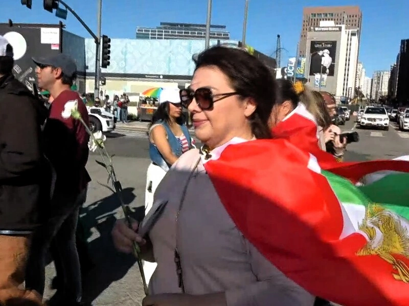 伊朗人民悲歌：父母在孩子墳前跳舞　不向統治者低頭